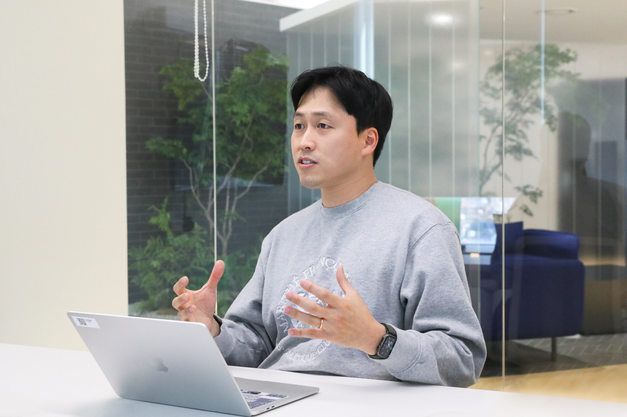 송관석 토스뱅크 적금 프로덕트오너(PO)가 헤럴드경제와 인터뷰를 진행하고 있다. [토스뱅크 제공]