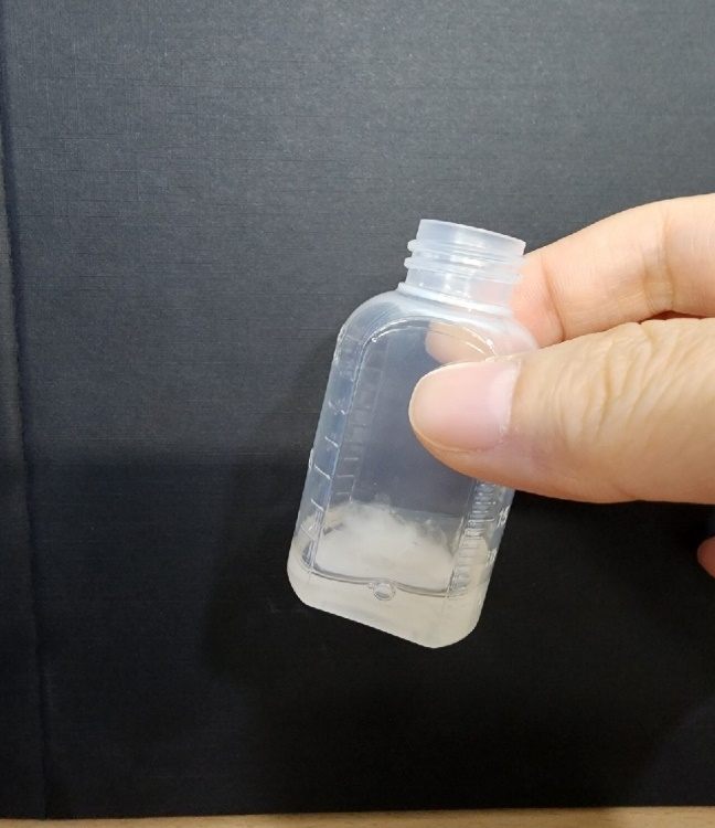 한 약사가 콜대원키즈펜시럽의 상분리 문제에 대해 언급하며 첨부한 사진. 해당 약사는 하얗게 침천된 물질이 아세트아미노펜이라고 예상했다. [블라인드 캡쳐]