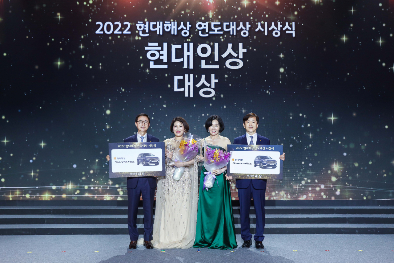 현대해상은 17일 서울 워커힐 호텔에서 ‘2022 연도대상 시상식’을 개최했다. 시상식에 참석한 조용일 대표이사(왼쪽 첫 번째), 설계사 부문 대상 이민숙 씨(왼쪽 두 번째), 대리점 부문 대상 남상분 씨(왼쪽 세 번째), 이성재 대표이사(왼쪽 네 번째)가 기념사진을 촬영하고 있다. [현대해상 제공]
