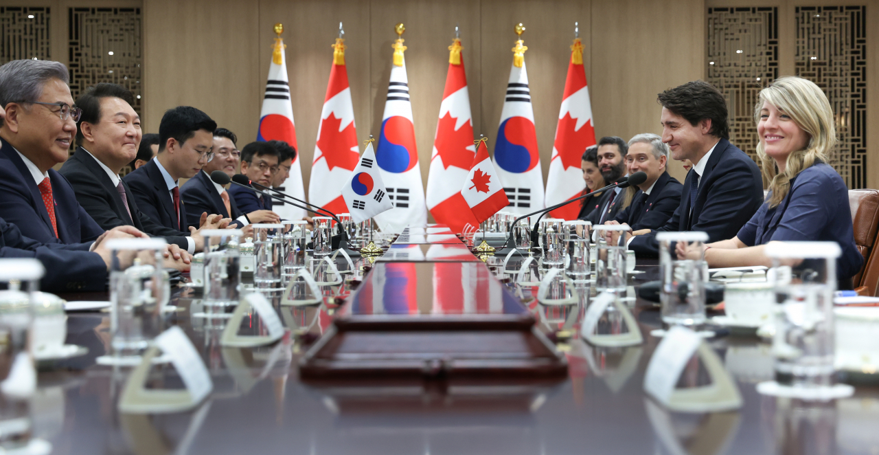 윤석열 대통령과 쥐스탱 트뤼도 캐나다 총리가 17일 서울 용산 대통령실 청사에서 한-캐나다 확대 정상회담을 하고 있다. [연합]