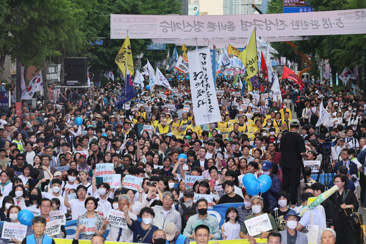 5·18 민주화운동 43주년 전야제 민주대행진이 금남로 일대에서 열리고 있다.