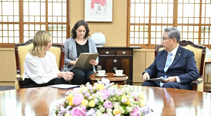박진 외교부 장관이 17일 서울 외교부 청사에서 볼로디미르 젤렌스키 우크라이나 대통령의 특사로 방한중인 올레나 젤렌스카 영부인을 만나고 있다.[외교부 제공]