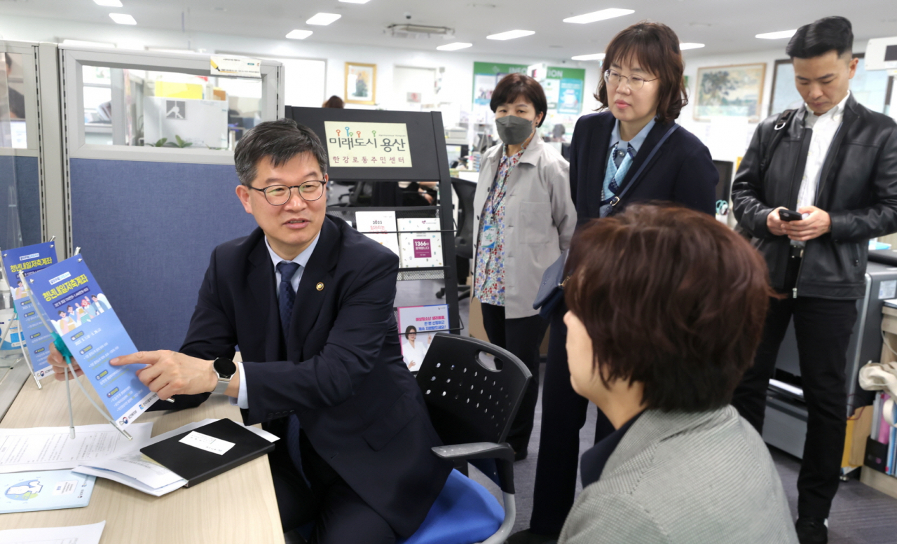 이기일 보건복지부 제1차관이 지자체를 방문, 복지 행정 업무를 보고 있다.