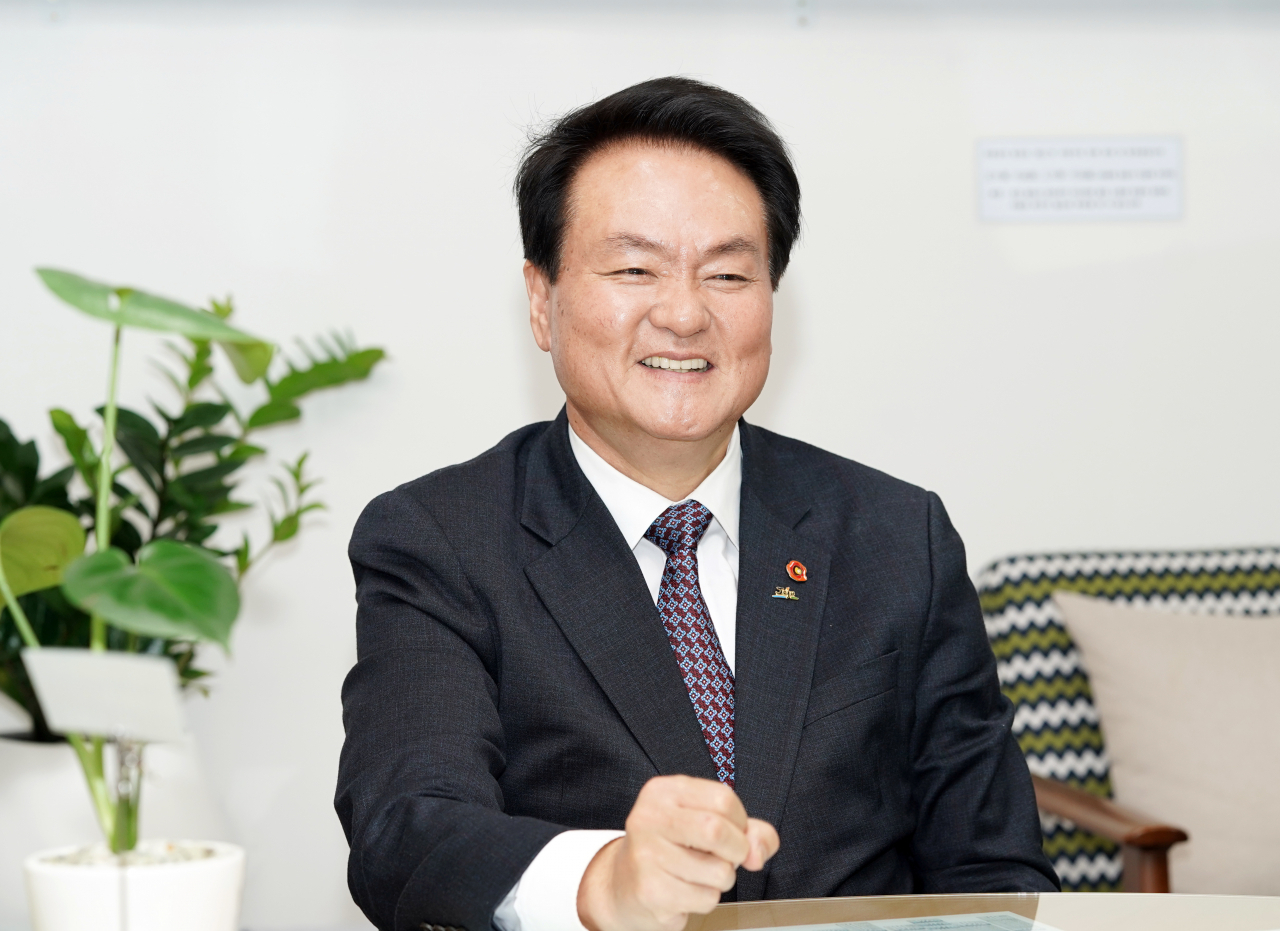 도내 다양한 갈등현안에 대해 귀 기울이며 대안을 찾기 위해 분주하게 뛰고 있다는 김희현 제주특별자치도 정무부지사를 만나 제주의 현안과 미래에 대해 들어봤다.
