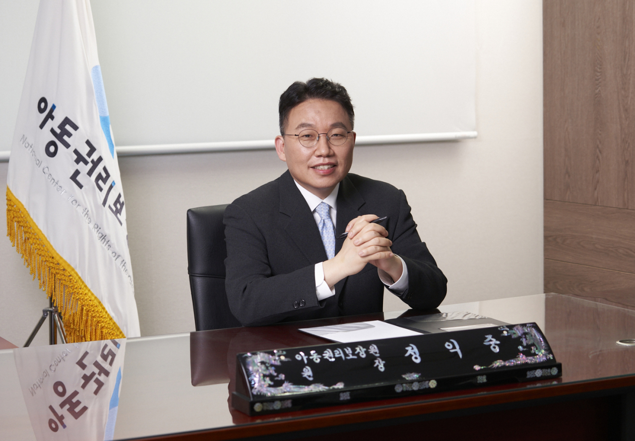 “직원들이 보다 신명나게 능력을 발휘할 수 있는 직장을 만들고 싶습니다.” 지난 4월 17일 제2대 아동권리보장원장으로 취임한 정익중 신임원장은 아동정책의 최일선 실행기관으로서 역할을 다하고 싶다며 이같이 포부를 밝혔다.