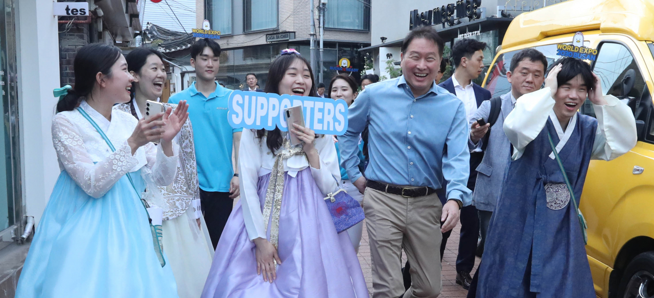 최태원 대한상공회의소 회장이 지난 17일 서울 서촌 일대에서 엑스포 서포터즈들과 함께 2030 부산엑스포 게릴라 홍보를 하고 있다. [대한상의 제공]
