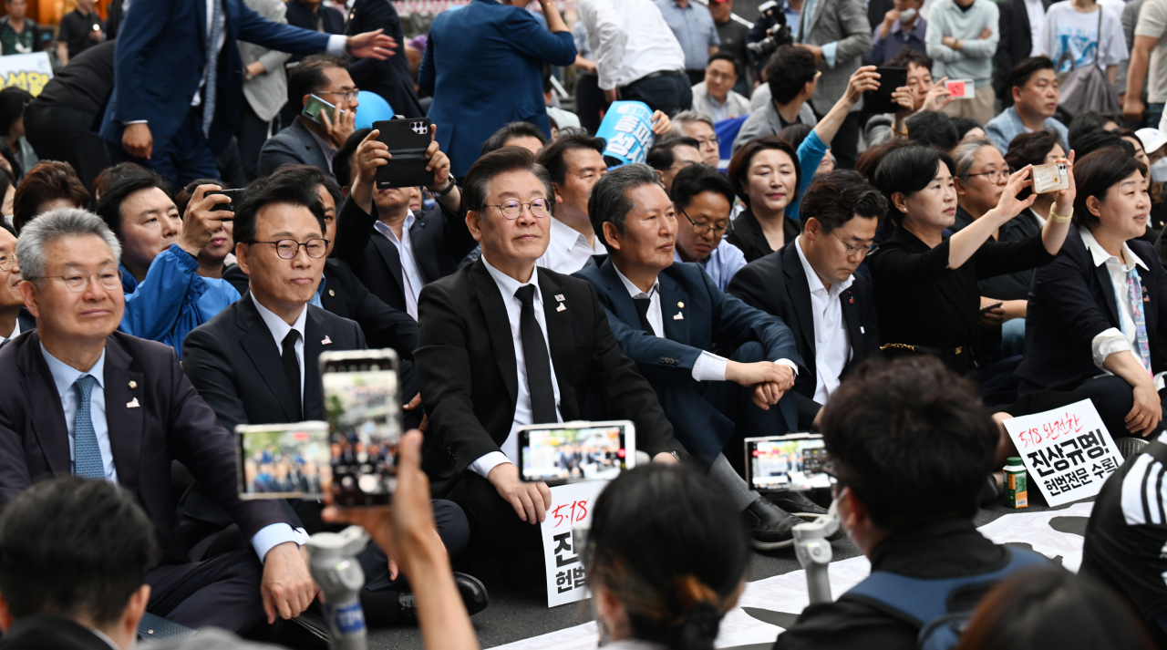 이재명 더불어민주당 대표와 박광온 원내대표 등 지도부가 17일 오후 광주 동구 금남로에서 열린 5·18 민주화운동 43주년 전야제에 참석하고 있다. [연합]