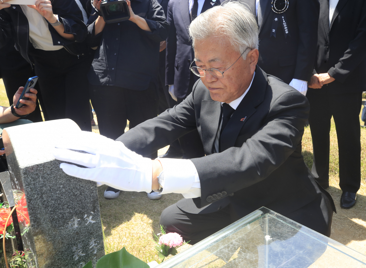 문재인 전 대통령이 17일 오전 광주 북구 망월동 5·18 구묘역에서 고(故) 이한열 열사 묘소를 찾아 참배하고 있다. ]연합]