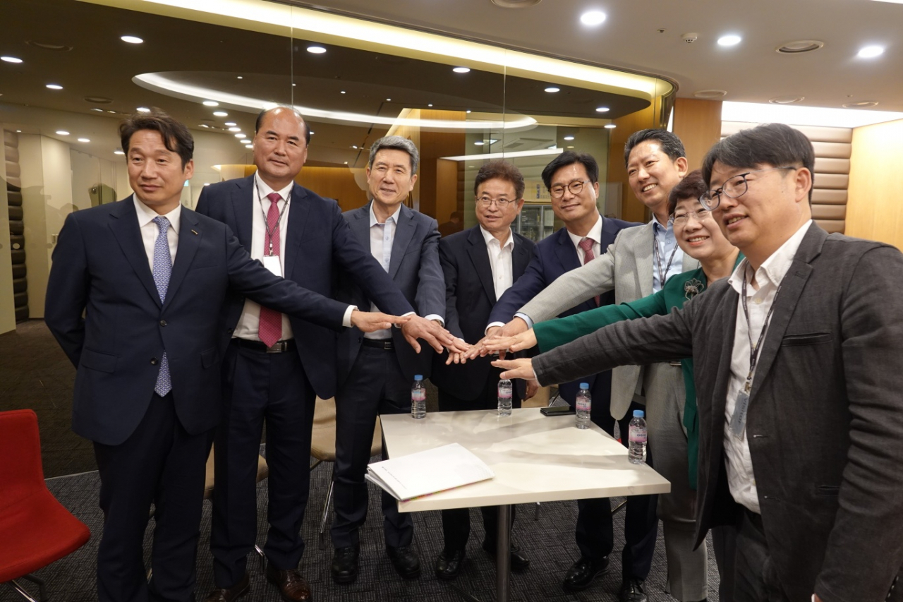 17일 서울스퀘어에서 열린 국가 첨단전략산업 특화단지 전략 발표평가에 참석한 경북도를 비롯해 포항시, 구미시, 상주시 관계자들이 손을 모으고 있다.[경북도 제공]