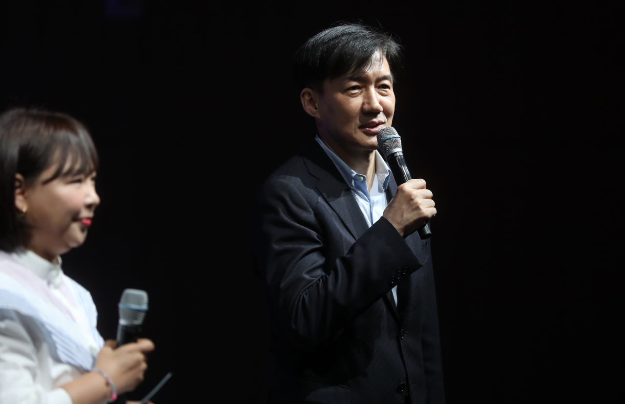 조국 전 법무부 장관이 '조국의 법고전 산책 저자와의 대화'에서 인사하고 있다. [연합]