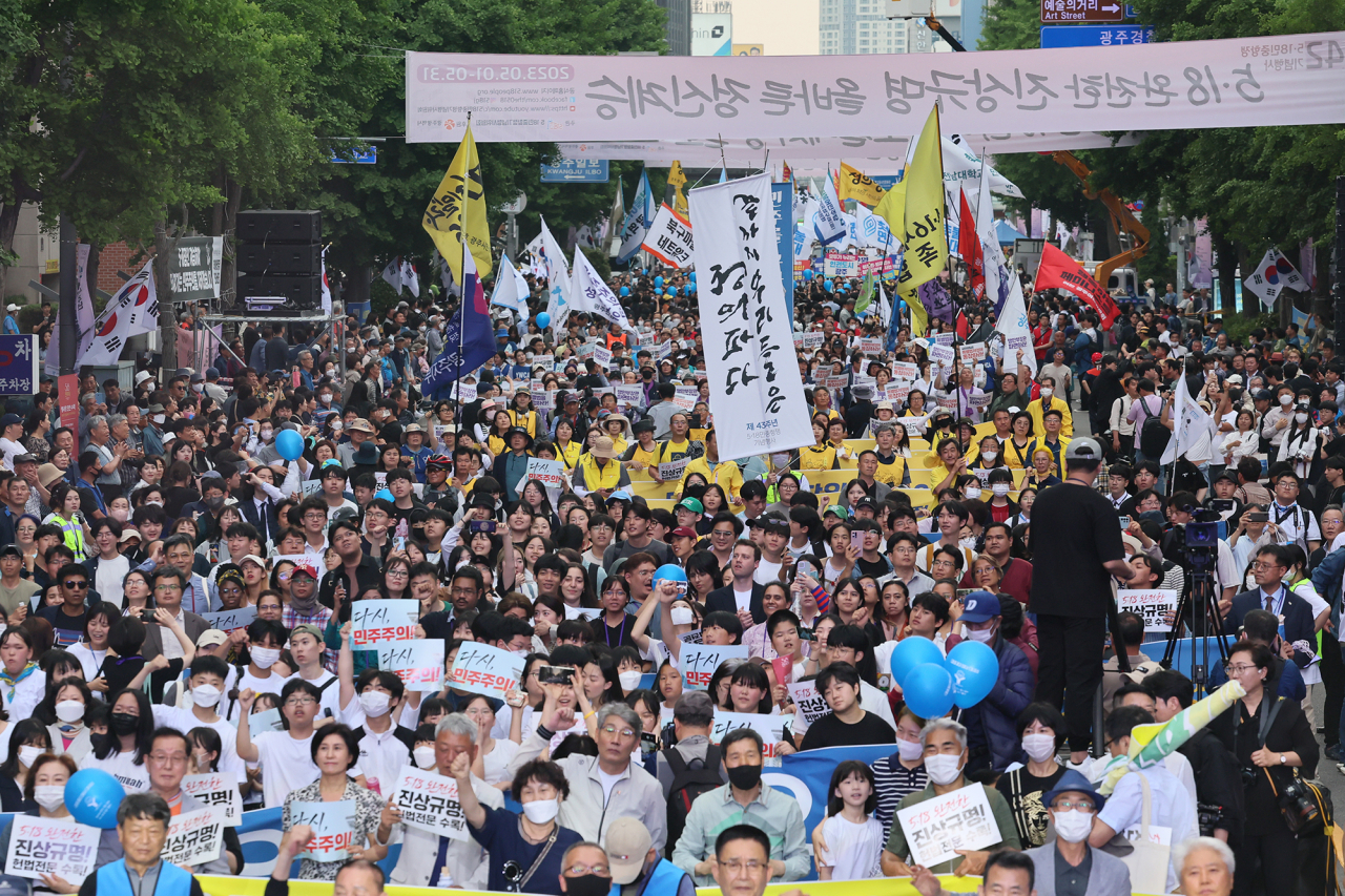 5·18 민주화운동 43주년 전야제 민주대행진이 금남로 일대에서 열리고 있다.
