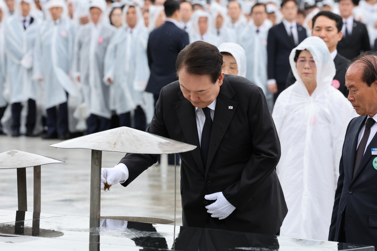윤석열 대통령이 18일 광주 북구 국립5·18민주묘지에서 열린 제43주년 5·18민주화운동 기념식에서 분향하고 있다.[연합]