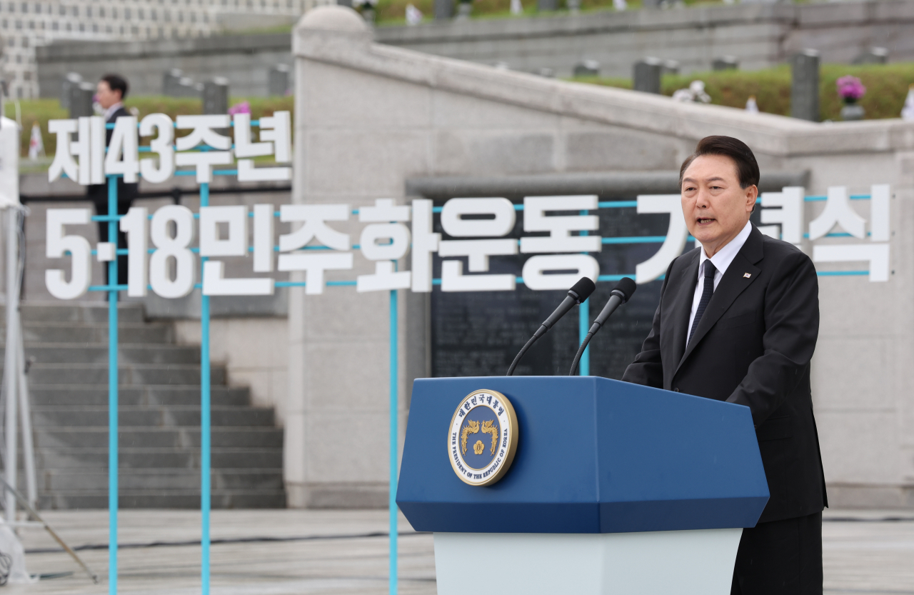 윤석열 대통령이 18일 광주 북구 국립5·18민주묘지에서 열린 제43주년 5·18민주화운동 기념식에서 기념사를 하고 있다. [연합]