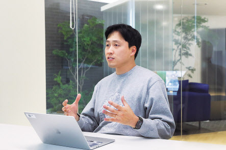 송관석 토스뱅크 적금 프로덕트오너(PO)가 헤럴드경제와 인터뷰를 진행하고 있다. [토스뱅크 제공]