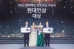 현대해상은 17일 서울 워커힐 호텔에서 ‘2022 연도대상 시상식’을 개최했다. 시상식에 참석한 조용일(왼쪽 첫 번째) 대표이사, 설계사 부문 대상 이민숙 씨(두 번째), 대리점 부문 대상 남상분 씨(세 번째), 이성재 대표이사가 기념 촬영을 하고 있다. [현대해상 제공]