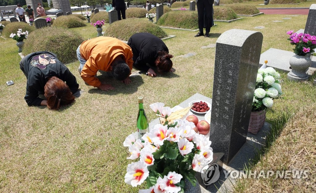 2022년 5월 21일 오전 광주 북구 국립 5·18 민주묘지에서 고(故) 김재영 열사가 안장된 것으로 최근 확인된 무명 열사 묘에 김 열사의 여동생이 42년 만에 처음으로 참배하고 있다.[연합]