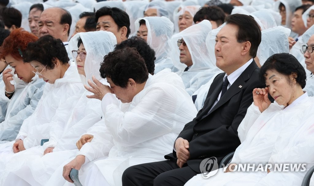 눈물 흘리는 오월 어머니회[연합]