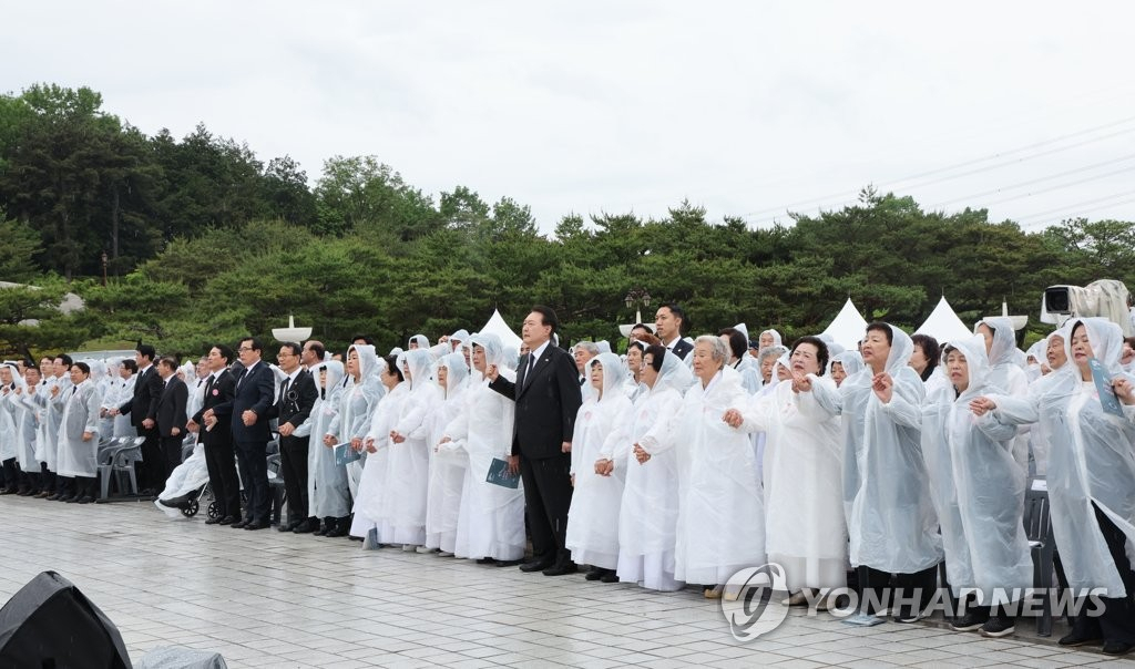 윤석열 대통령이 18일 광주 북구 국립5·18민주묘지에서 열린 제43주년 5·18민주화운동 기념식에서 '님을 위한 행진곡'을 제창하고 있다.[연합]