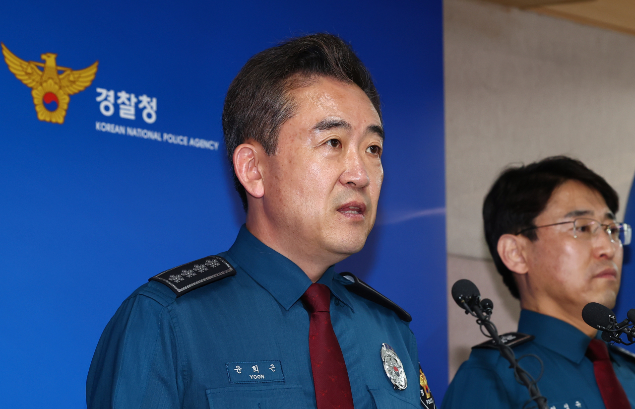 윤희근 경찰청장이 18일 오후 서울 마포구 경찰청에서 민주노총 건설노조 집회에 대한 입장을 발표하고 있다. 건설노조는 지난 16일 1박 2일 총파업 결의대회를 위해 서울광장, 청계광장, 동화면세점 등 도심에서 노숙했다. 17일 경찰에 따르면 이날 결의대회가 밤새 이어지면서 서울경찰청 112 상황실에는 소음 관련 112 신고가 80여건 접수됐다. [연합]
