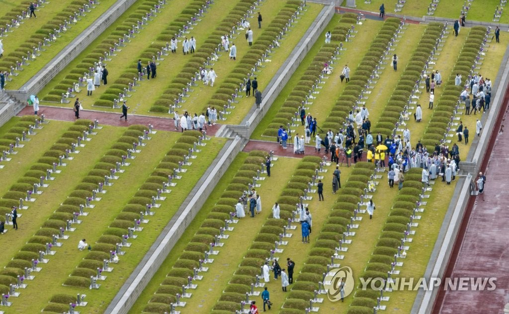 5·18 민주화운동 43주년 기념식이 열린 18일 광주 북구 운정동 국립 5·18민주묘지에서 추모객들이 열사 묘소를 참배하고 있다.[연합]