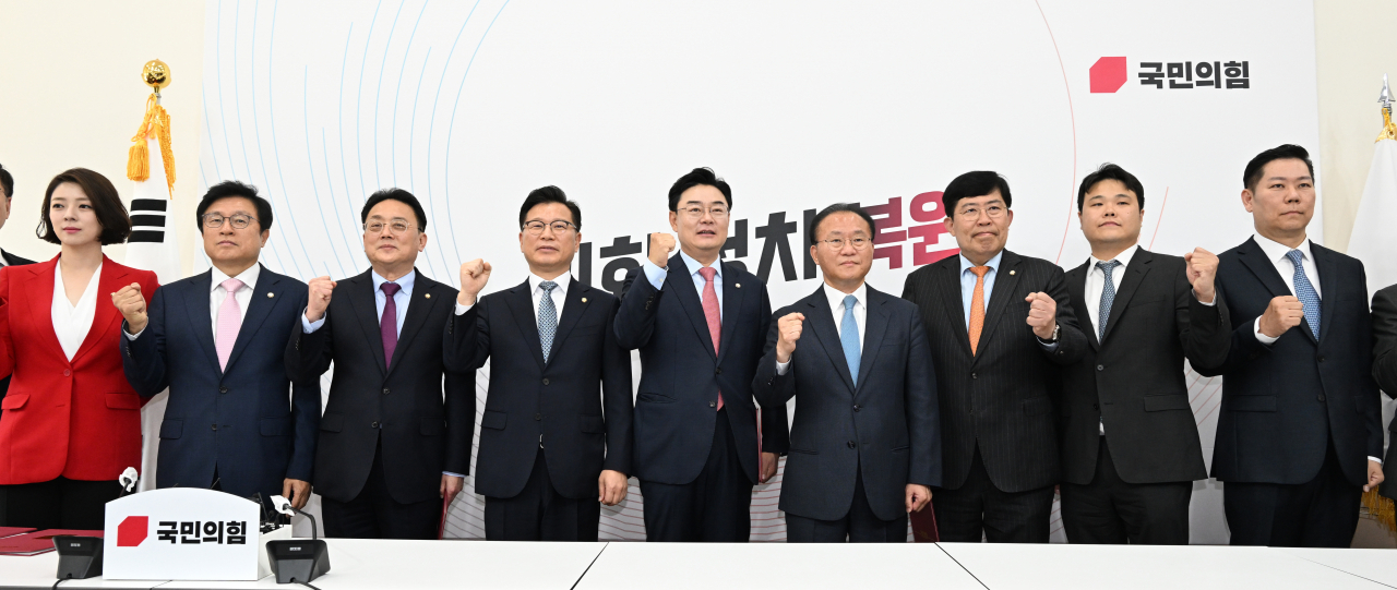 국민의힘 코인게이트 진상조사단 임명장 수여식이 16일 서울 영등포구 여의도 국회의사당 본청 국민의힘 원내대표실에서 열려 조사단에 위촉된 관계자들이 단체사진을 촬영하고 있다. 임세준 기자