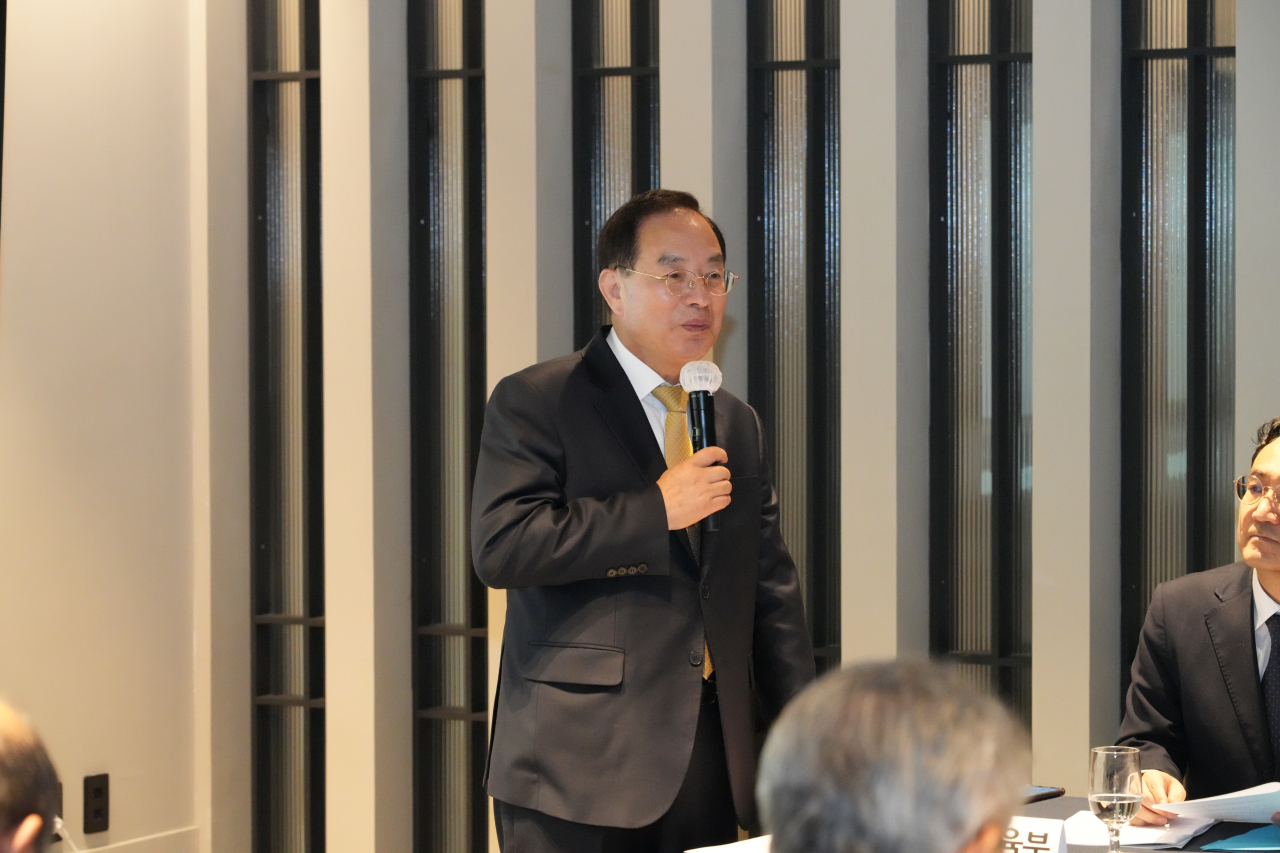 18일 오후 광주 라마다플라자 충정호텔에서 열린 전국시도교육감협의회에서 하윤수 부산시교육감이 ‘아침 체인지’ 정책을 소개하고 있다. [사진=부산교육청]