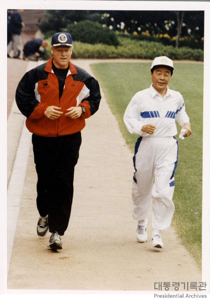 김영삼 대통령이 1993년 7월 방한한 빌 클린턴 미국 대통령과 청와대에서 조깅을 하고 있다. [대통령기록관]