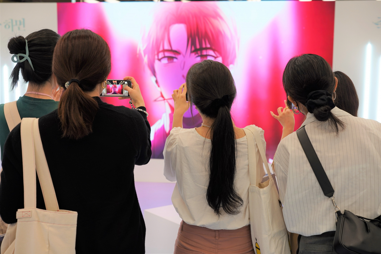 Visitors film a special video of "Debut or Die" at The Hyundai Seoul in Yeongdeungpo-gu, western Seoul, Tuesday. (Lee Si-jin/The Korea Herald)