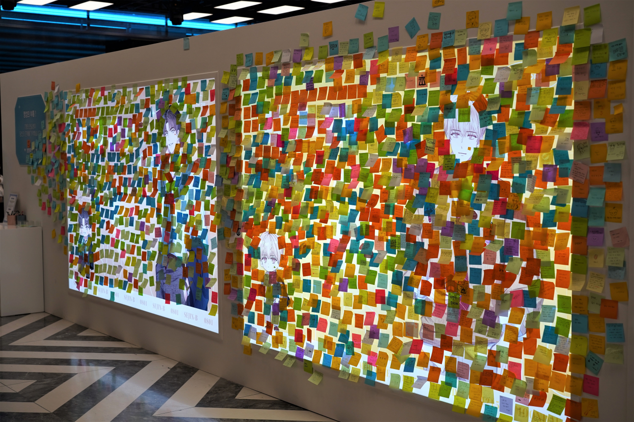 Fans post messages to their favorite idol members at "Debut or Die" pop-up store. (Lee Si-jin/The Korea Herald)