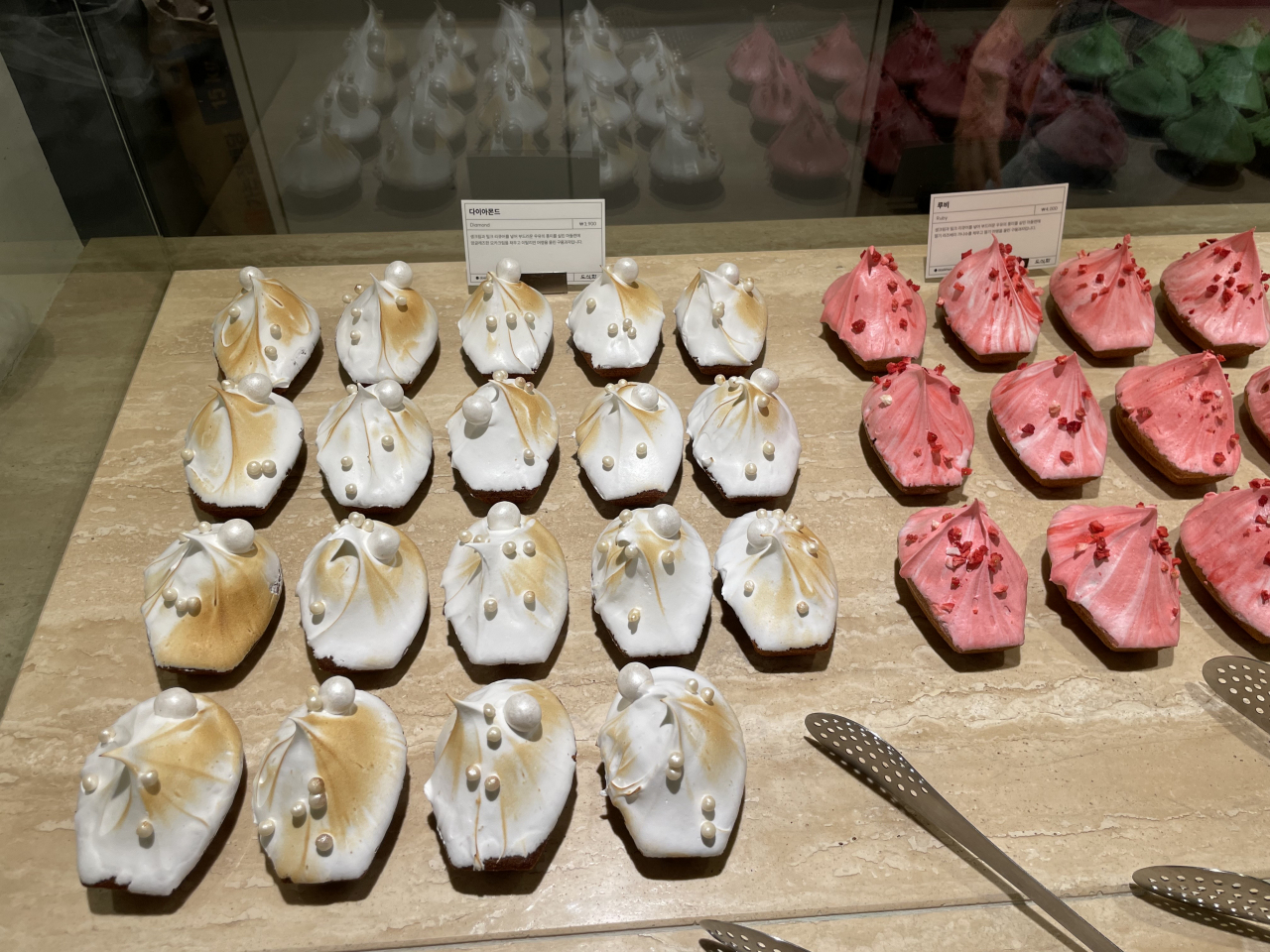 White cream meringue and raspberry madeleines at Dosikhwa (Kim Da-sol/The Korea Herald)