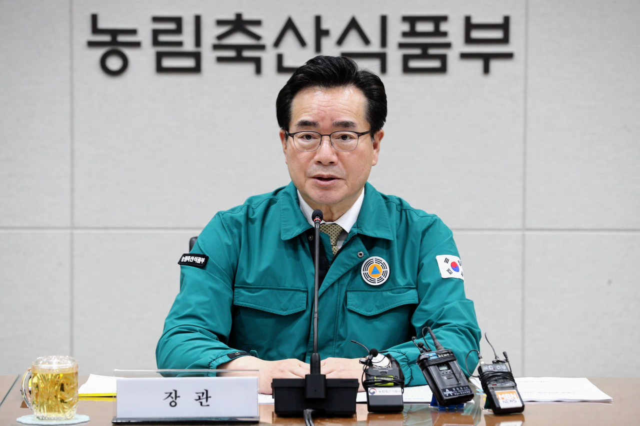 정황근 농림축산식품부 장관이 지난 5월17일 정부세종청사에서 열린 구제역 가축 방역 대책 상황 회의를 주재하고 있다. [연합]