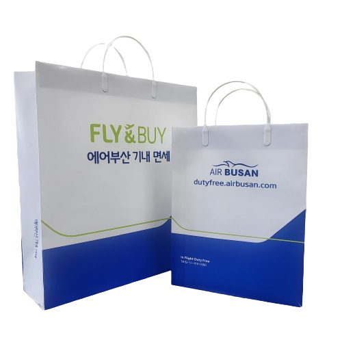 에어부산이 기내 면세품 구매 시 제공되는 비닐 쇼핑백을 종이 재질로 교체한다. [에어부산 제공]
