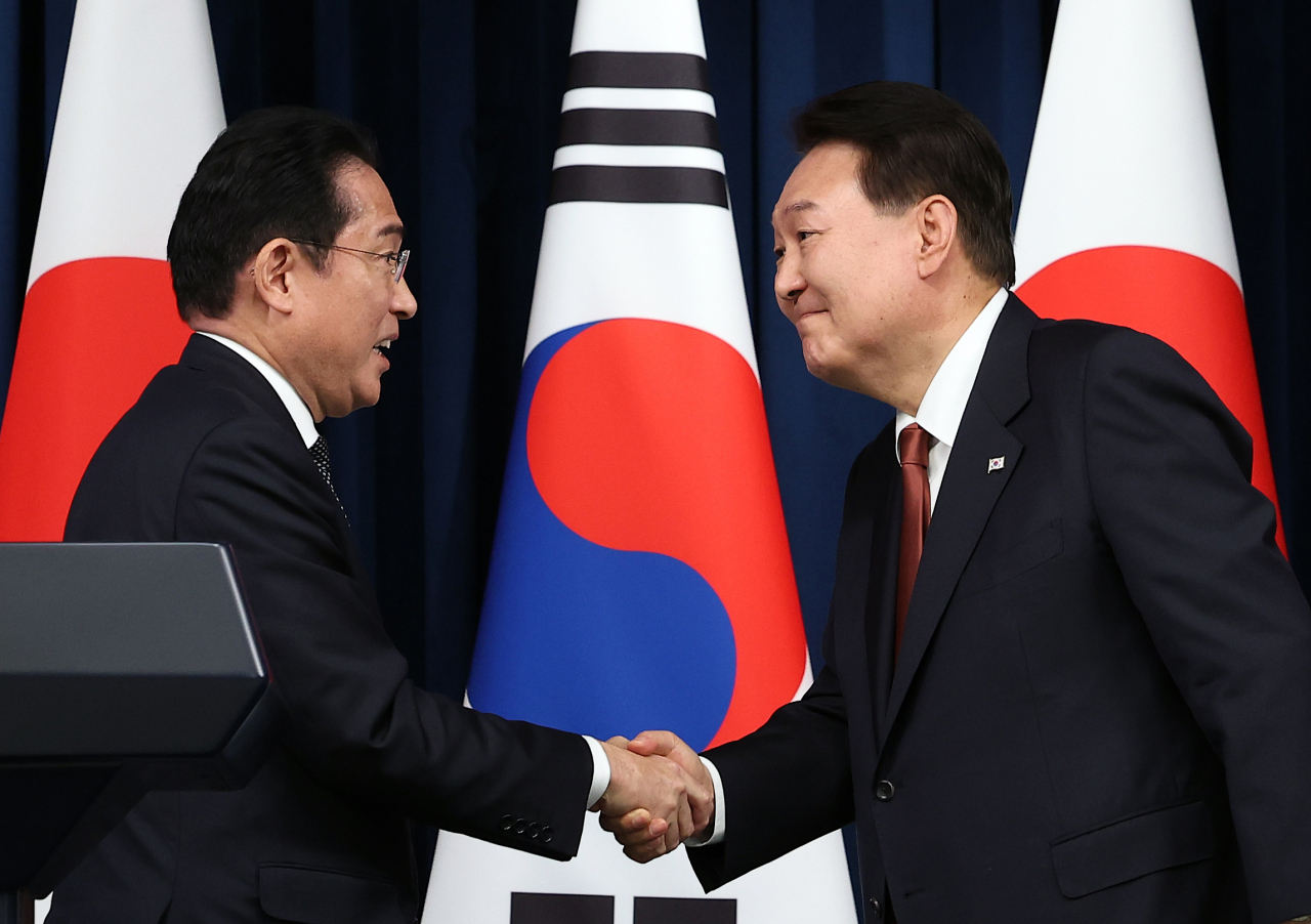 윤석열 대통령과 1박2일 일정으로 한국을 찾은 기시다 후미오 일본 총리가 지난 7일 서울 용산 대통령실 청사에서 열린 공동 기자회견이 끝난 뒤 악수하고 있다. [연합]