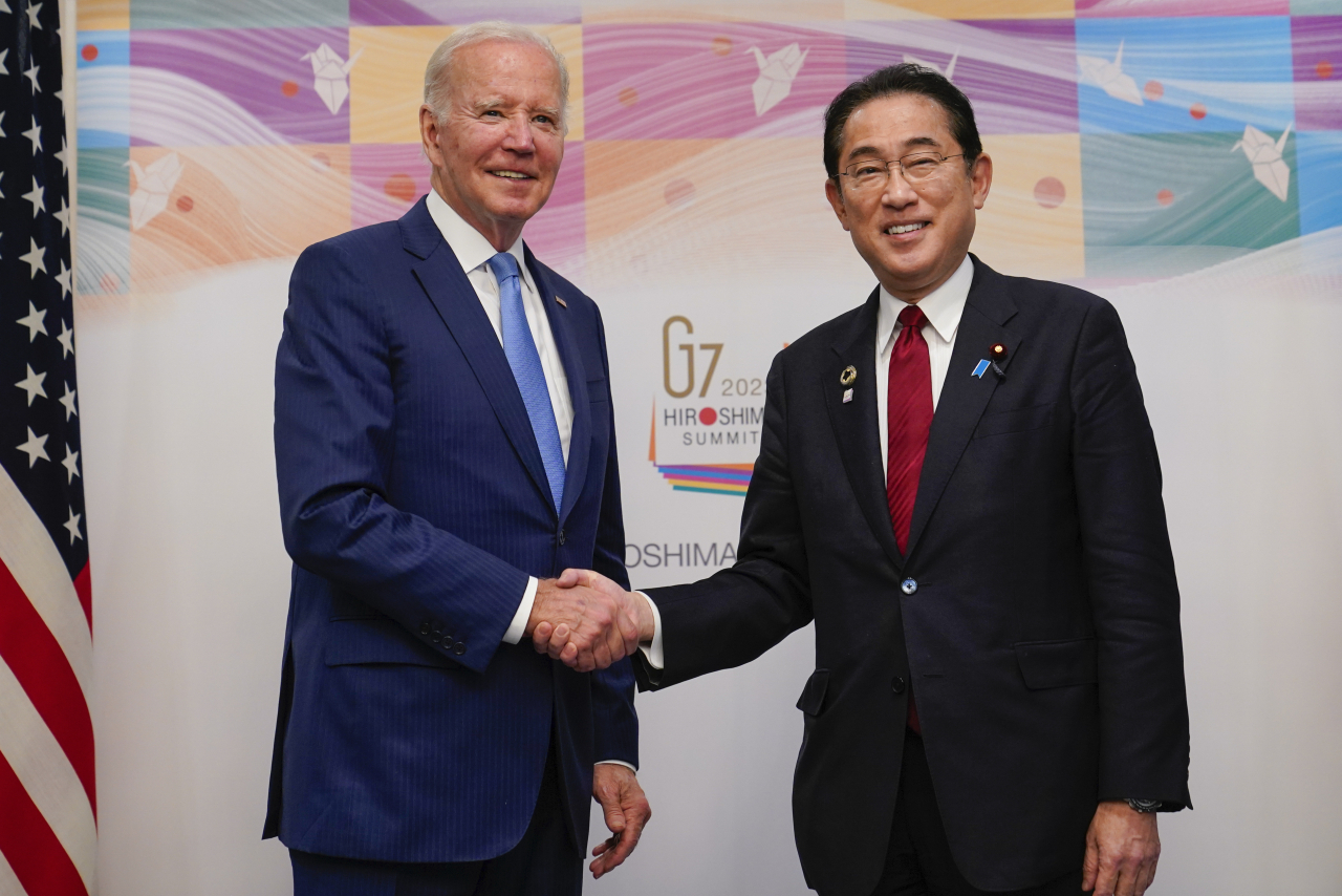 주요 7개국(G7) 정상회의 참석차 일본을 방문한 조 바이든 미국 대통령(왼쪽)이 지난 18일 히로시마에서 열린 미일 양자 회담에 앞서 기시다 후미오 일본 총리와 악수하고 있다. 양국 정상은 회담에서 인도·태평양 지역 안보, 우크라이나 전쟁, 안보 동맹 등의 현안에 대해 논의한다. [연합]