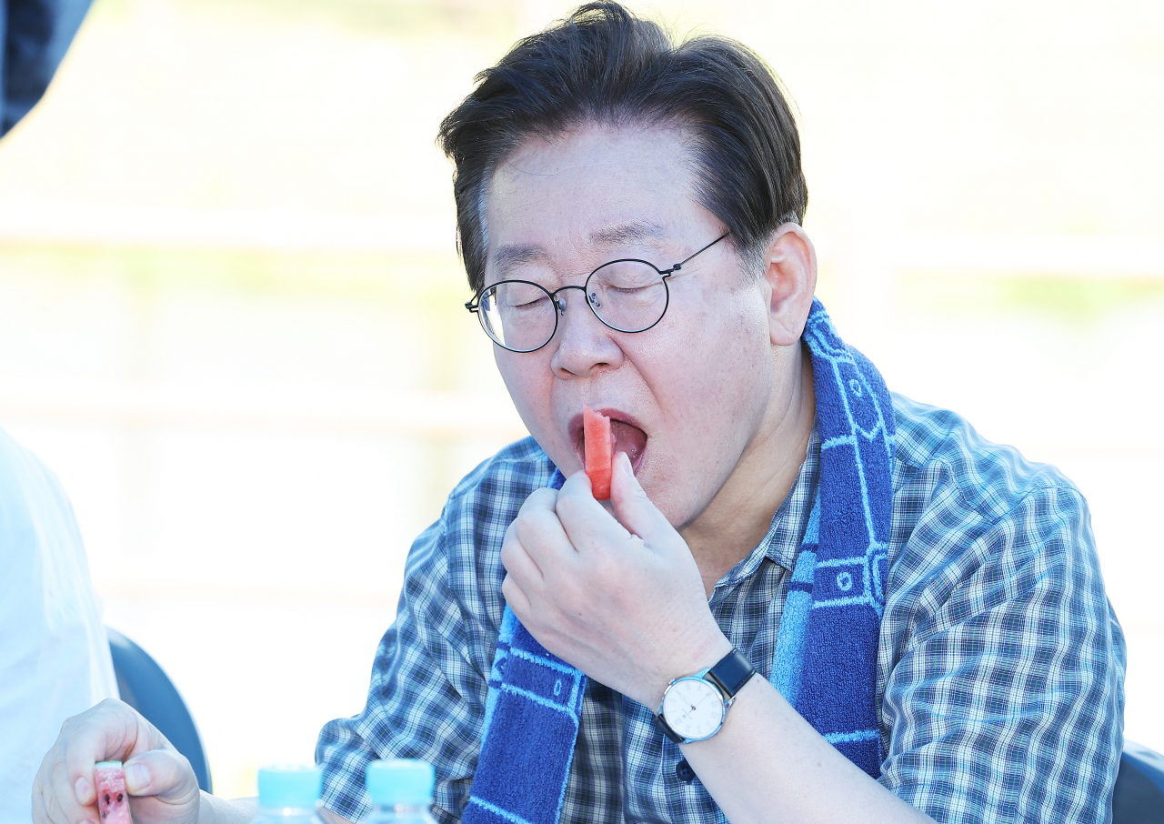 이 대표는 지난 16일 경기 안성시 죽산면 농가에서 열린 ‘청년 농업 현장방문 및 간담회’에서 수박을 먹고 있다. [연합]