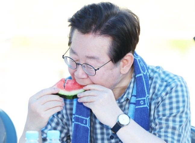이 대표는 지난 16일 경기 안성시 죽산면 농가에서 열린 ‘청년 농업 현장방문 및 간담회’에서 수박을 먹고 있다. [연합]