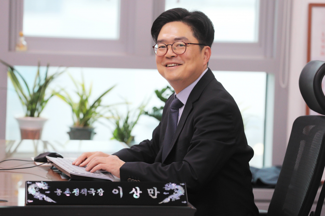 이상만 농림축산식품부 농촌정책국장. 그는 코로나로 인해 농촌관광 분야를 비롯한 관광산업 생태계와 소비자 수요가 모두 예전과 많이 달라졌다며, 농촌관광 활성화에 대한 방안을 여러가지 설명했다.