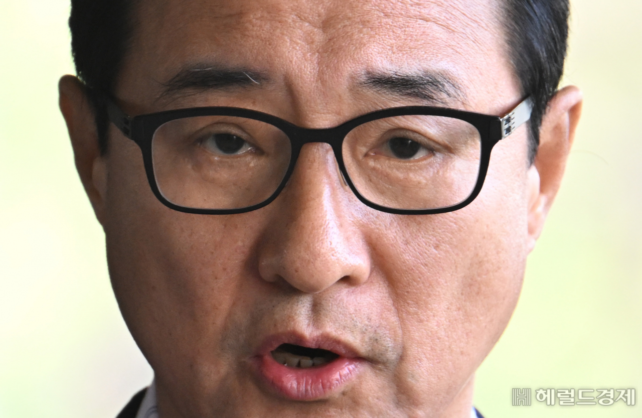 이성만 무소속 의원이 19일 서울 서초구 서울중앙지검에 정당법 위반 혐의로 출석하고 있다. 이성만 의원은 지난 2021년 더불어민주당 전당대회 당시 송영길 민주당 전 대표 당선을 목적으로 선거캠프 지역 본부장 등에게 돈 봉투를 살포한 혐의를 받고 있다. 임세준 기자