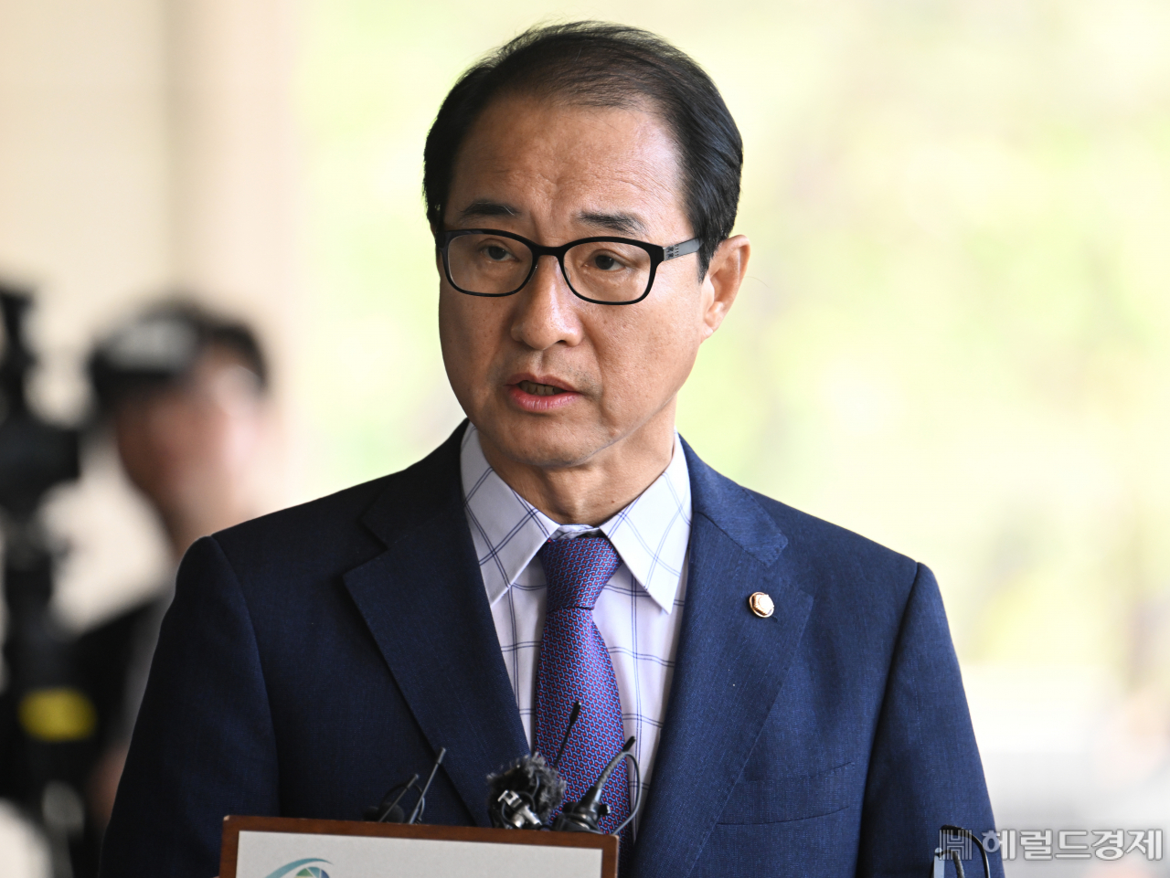 이성만 무소속 의원이 19일 서울 서초구 서울중앙지검에 정당법 위반 혐의로 출석하고 있다. 이성만 의원은 지난 2021년 더불어민주당 전당대회 당시 송영길 민주당 전 대표 당선을 목적으로 선거캠프 지역 본부장 등에게 돈 봉투를 살포한 혐의를 받고 있다. 임세준 기자