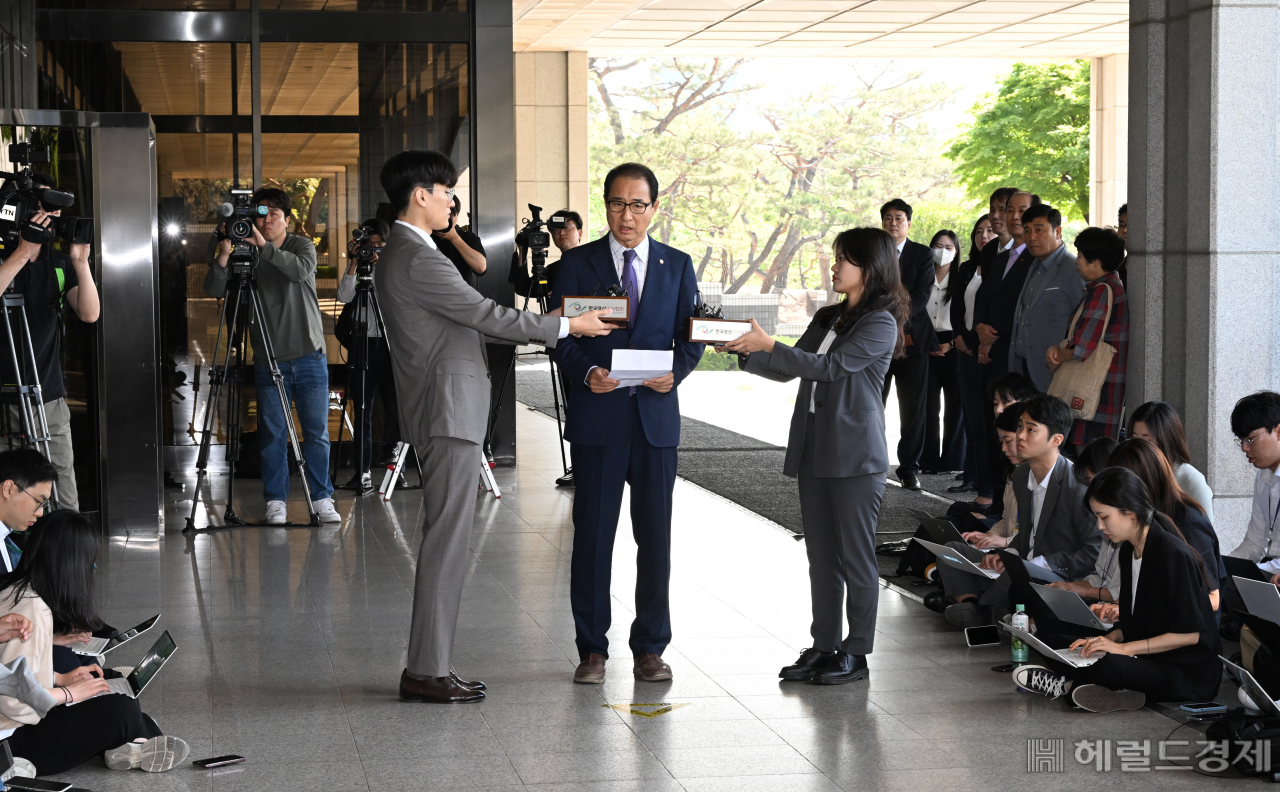 이성만 무소속 의원이 19일 서울 서초구 서울중앙지검에 정당법 위반 혐의로 출석하고 있다. 이성만 의원은 지난 2021년 더불어민주당 전당대회 당시 송영길 민주당 전 대표 당선을 목적으로 선거캠프 지역 본부장 등에게 돈 봉투를 살포한 혐의를 받고 있다. 임세준 기자