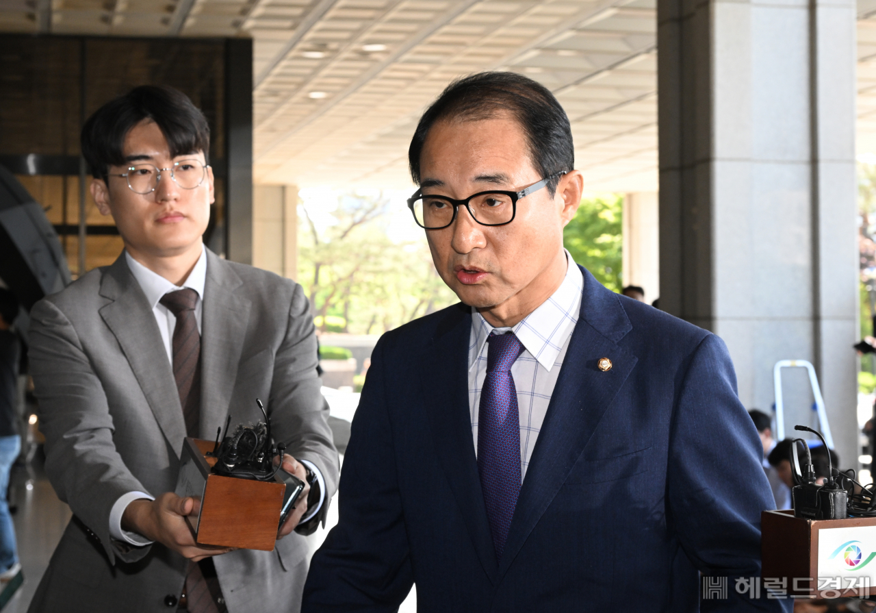 이성만 무소속 의원이 19일 서울 서초구 서울중앙지검에 정당법 위반 혐의로 출석하고 있다. 이성만 의원은 지난 2021년 더불어민주당 전당대회 당시 송영길 민주당 전 대표 당선을 목적으로 선거캠프 지역 본부장 등에게 돈 봉투를 살포한 혐의를 받고 있다. 임세준 기자