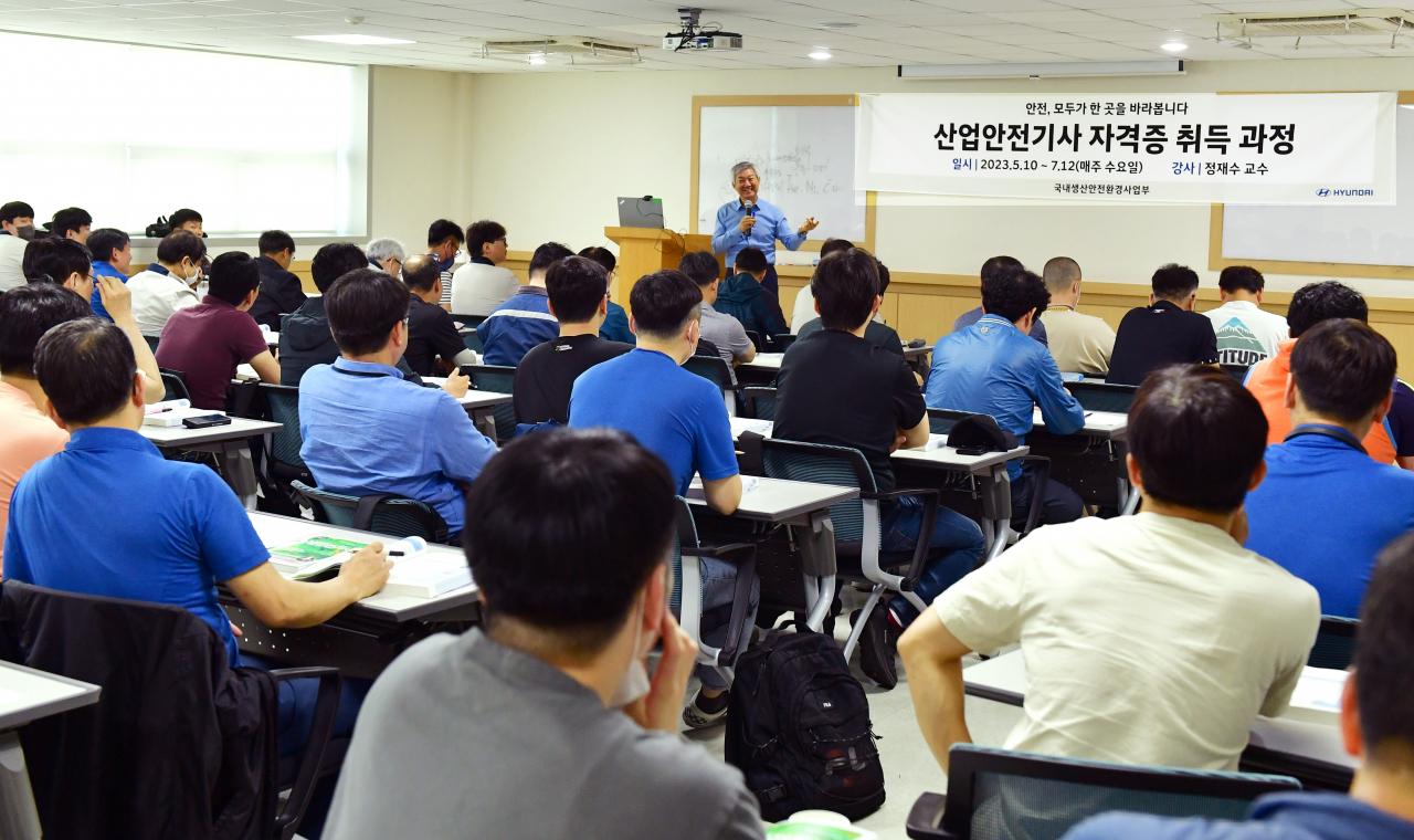 현대자동차 울산공장에서 임직원들이 산업안전기사 자격증 취득과정 교육을 받고 있다. [사진=현대차]