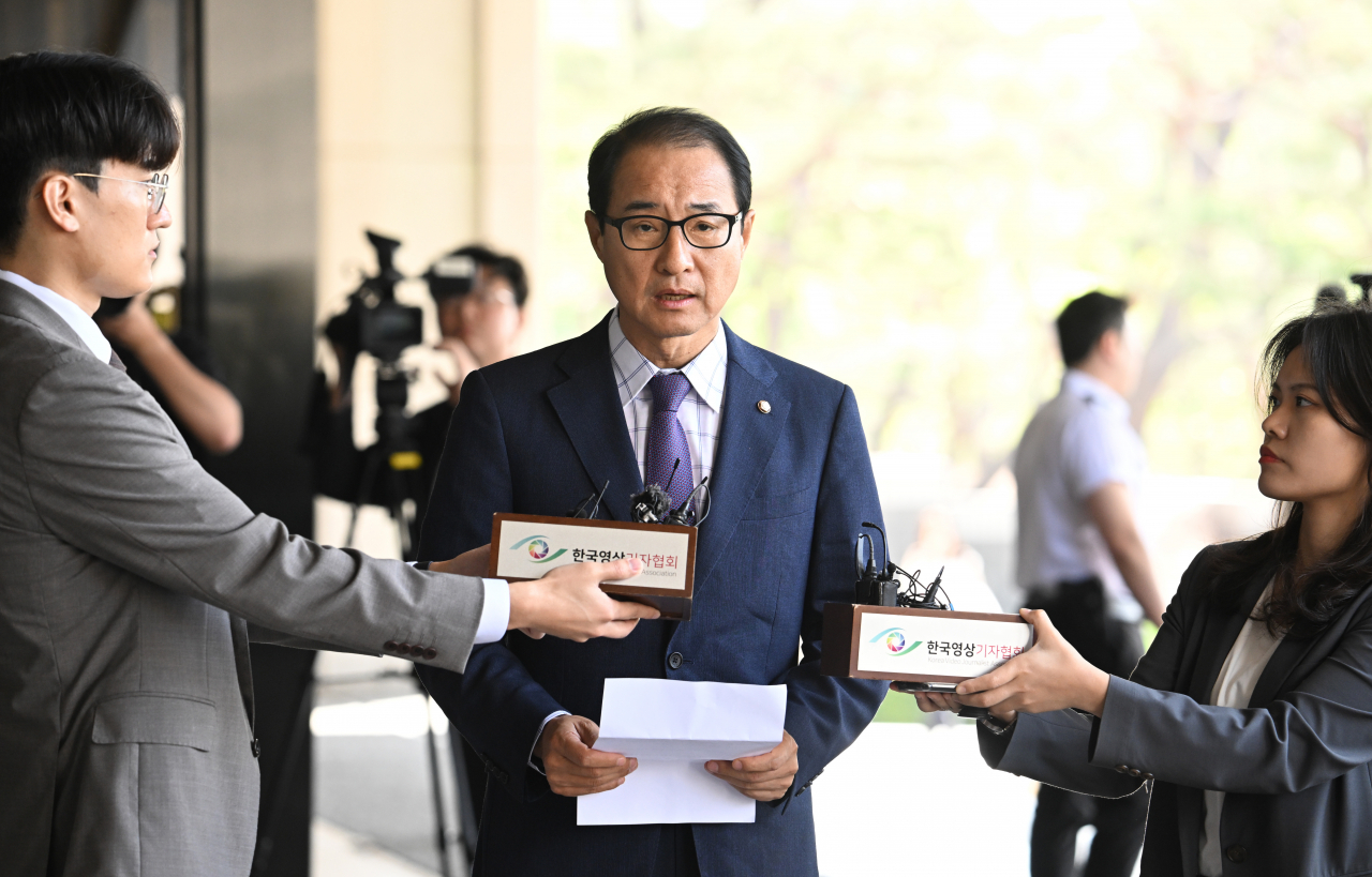 이성만 무소속 의원이 19일 서울 서초구 서울중앙지검에 정당법 위반 혐의로 출석하고 있다. 이성만 의원은 지난 2021년 더불어민주당 전당대회 당시 송영길 민주당 전 대표 당선을 목적으로 선거캠프 지역 본부장 등에게 돈 봉투를 살포한 혐의를 받고 있다. 임세준 기자