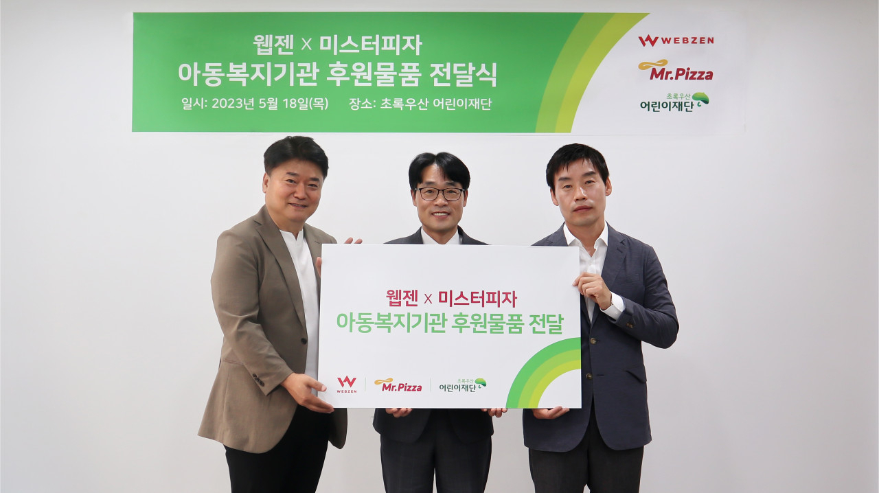 왼쪽부터 웹젠 박광엽 본부장, 초록우산어린이재단 박수봉 본부장, 미스터피자 김형태 전무가 초록우산어린이재단에서 아동복지기관 후원물품 전달식 기념 촬영을 하고 있다. [웹젠 제공]