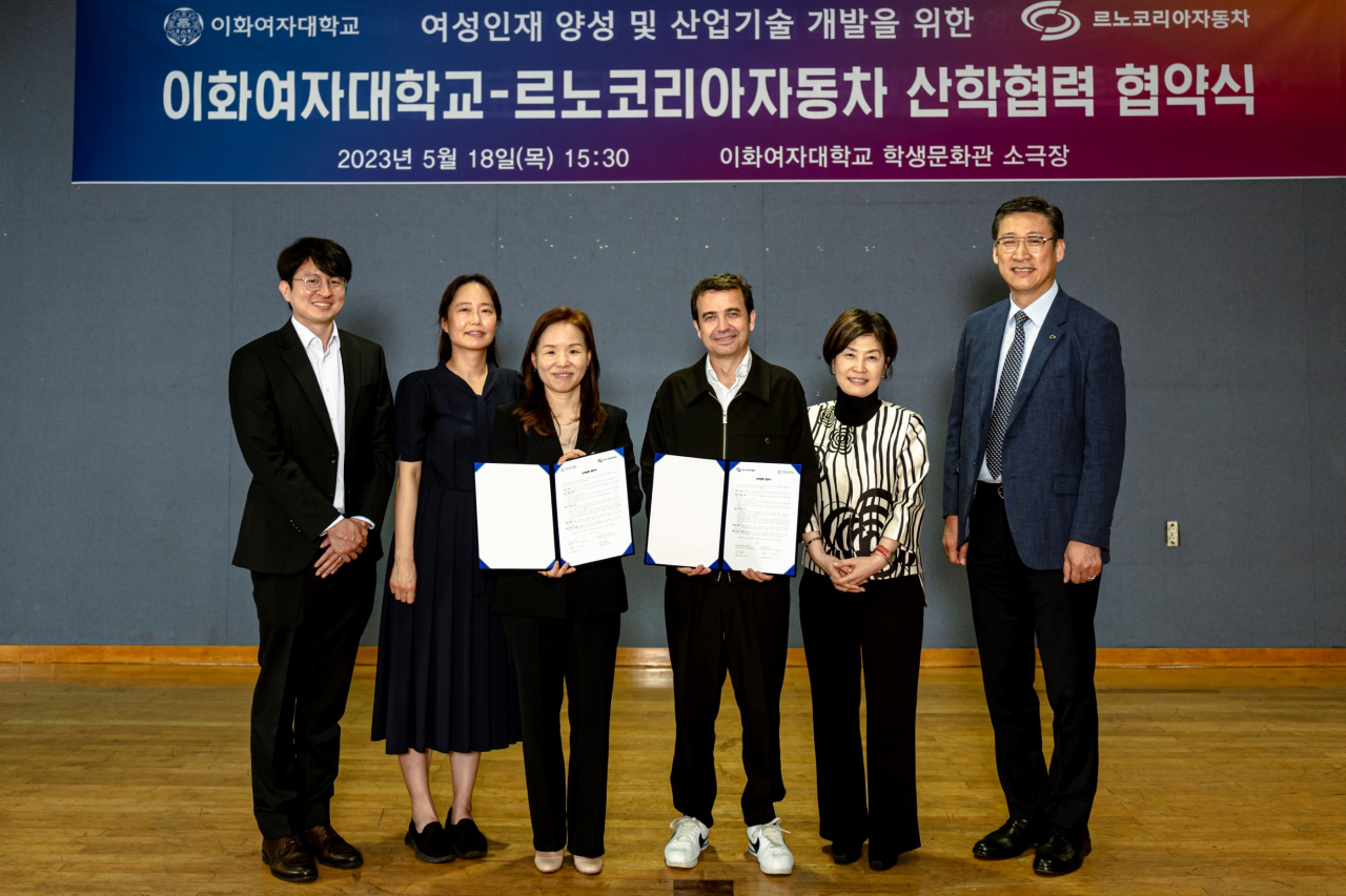 르노코리아와 이화여자대학교가 18일 서울 서대문구 이화여자대학교 학생문화관 소극장에서 인재 양성을 위한 산학협력 협약식을 개최했다. 이장욱(왼쪽부터) 이화여대 교수, 박수현 교수, 백지연 인재개발원장, 스테판 드블레즈 르노코리 사장, 박정완 인사본부장, 최성규 연구소장. [르노코리아 제공]