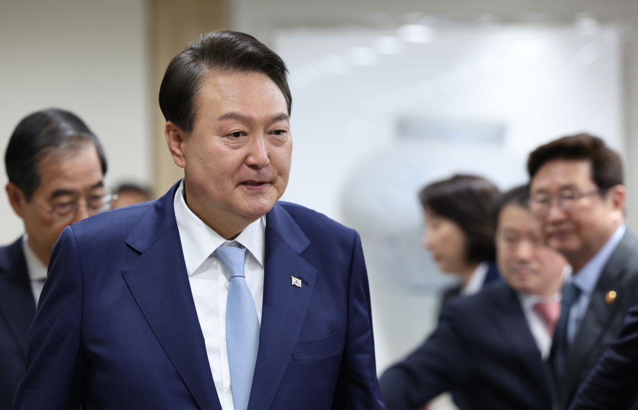 윤석열 대통령이 지난 16일 서울 용산 대통령실 청사에서 열린 국무회의에 입장하고 있다. [연합]