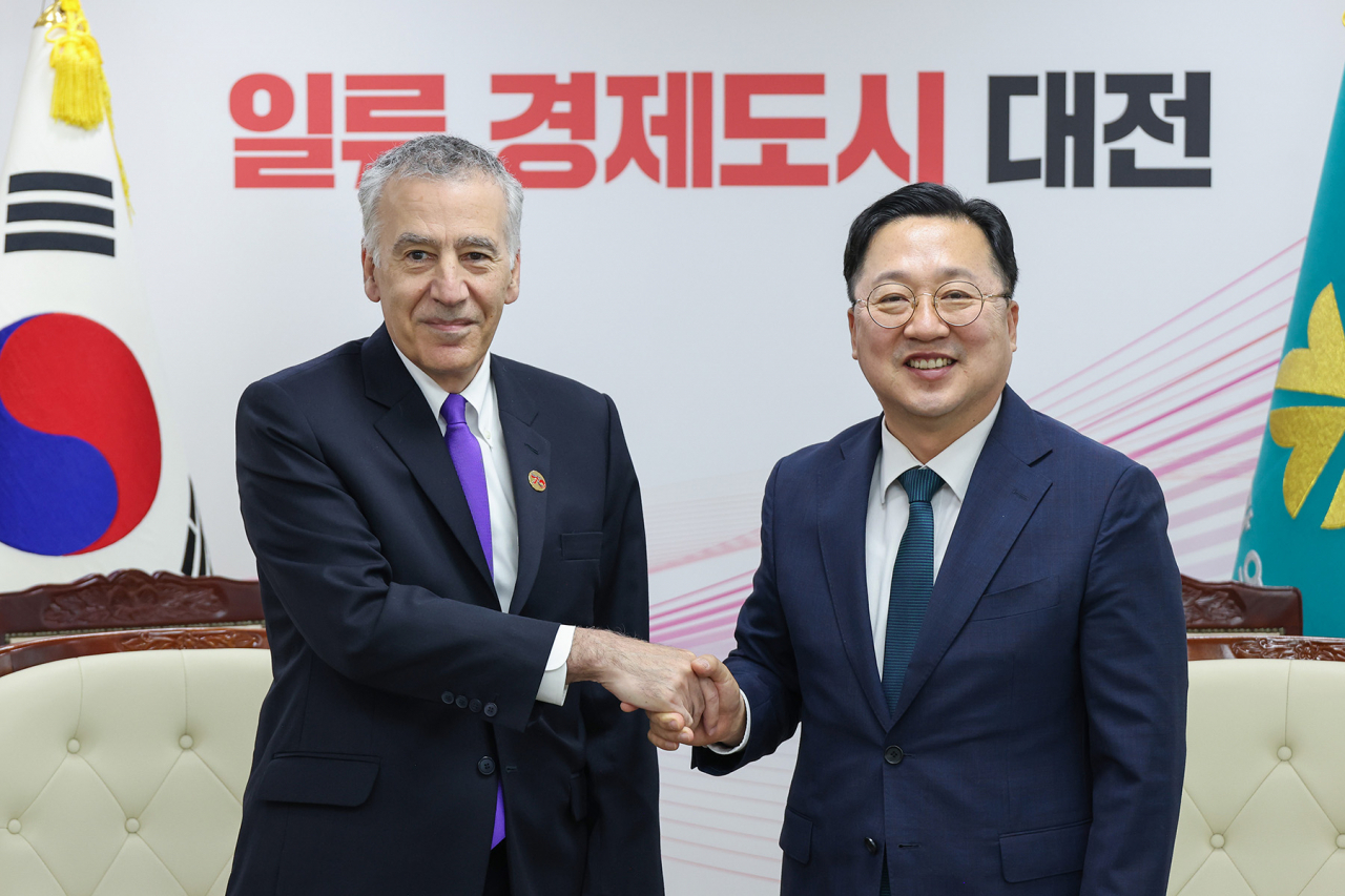 이장우 대전시장이 18일 오후 필립 세스 골드버그(Philip Seth Goldberg) 주한미국대사를 접견하고 있다.