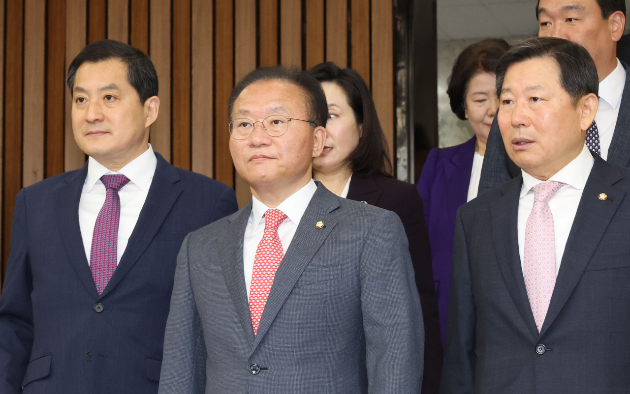 윤재옥 국민의힘 원내대표(가운데), 박대출 정책위의장(왼쪽), 이철규 사무총장(오른쪽)이 19일 오전 서울 여의도 국회에서 열린 원내대책회의에 참석하고 있다. [연합]
