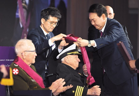 앨머 로이스 윌리엄스 미국 예비역 해군 대령은 헤럴드경제와 서면인터뷰에서 “대한민국의 자유와 안전을 지키기 위한 노력에 동참했던 일을 후회하지 않는다”고 밝혔다. 윤석열 대통령이 지난달 미국을 국빈방문했을 때 윌리엄스 대령에게 태극무공훈장을 친수하고 있다. [연합]