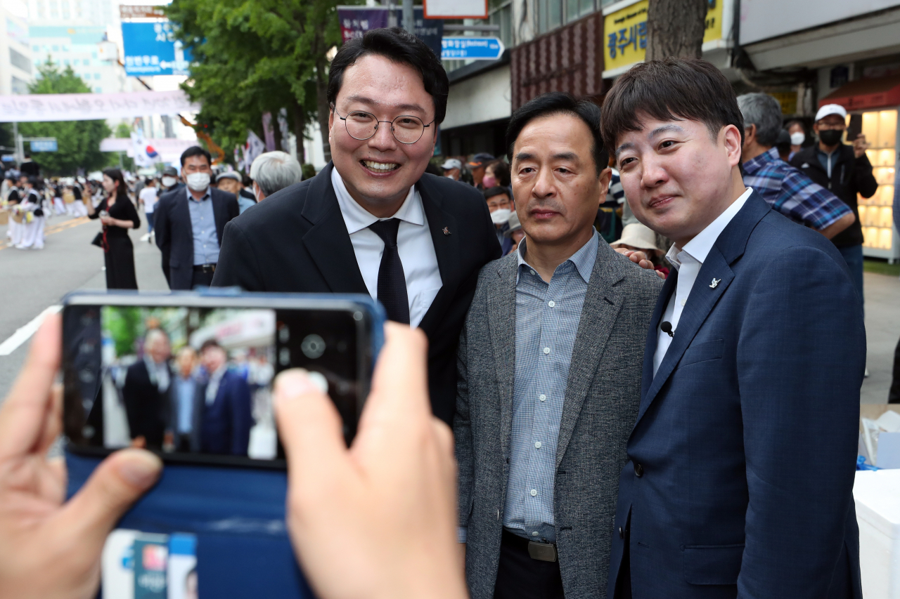 국민의힘 이준석 전 대표와 천하람 전남 순천갑 당협위원장(왼쪽)이 시민의 기념사진 촬영 요구에 응하고 있다. [연합]